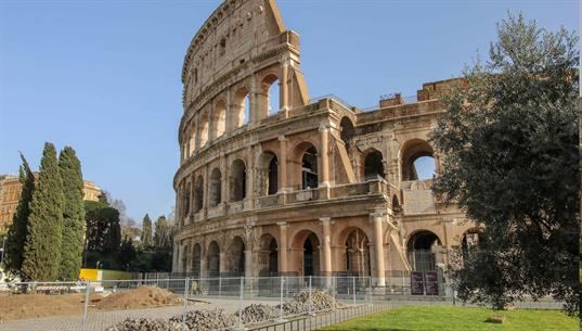 Das Kolosseum ist eines der beliebtesten und am bekanntesten Wahrzeichen von Rom. Beim Gedanken an das monumentale Bauwerk kommt einem sofort die Formulierung "Brot und Spiele" in den Sinn …